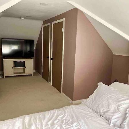 Elevated Entertainment Sleep Suite Κλίβελαντ Εξωτερικό φωτογραφία