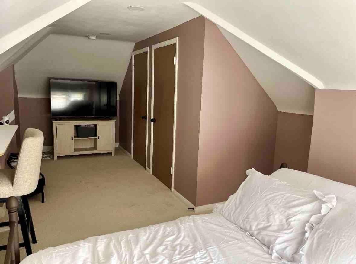 Elevated Entertainment Sleep Suite Κλίβελαντ Εξωτερικό φωτογραφία